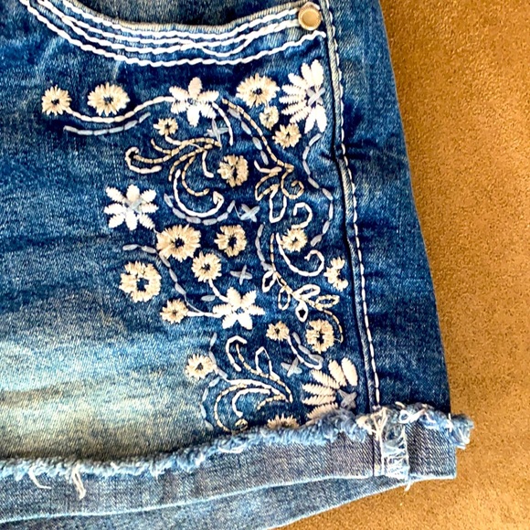 Amethyst Jean Shorts - Picture 2 of 10